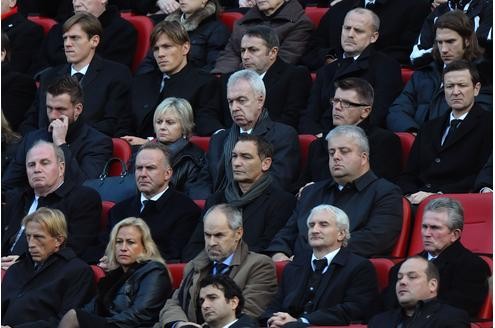 Es ist eine der größten Trauerfeiern der deutschen Nachkriegsgeschichte: Zehntausende Menschen werden am Sonntag in Hannover erwartet, um dem verstorbenen Fußball-Nationaltorhüter Robert Enke die letzte Ehre zu erweisen. Der Sarg des Toten wird in der Arena aufgebahrt.