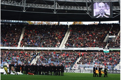 Es ist eine der größten Trauerfeiern der deutschen Nachkriegsgeschichte: Zehntausende Menschen werden am Sonntag in Hannover erwartet, um dem verstorbenen Fußball-Nationaltorhüter Robert Enke die letzte Ehre zu erweisen. Der Sarg des Toten wird in der Arena aufgebahrt.