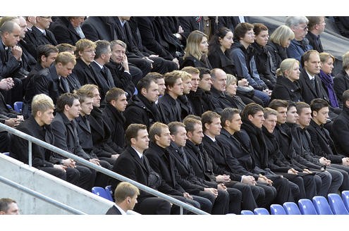 Es ist eine der größten Trauerfeiern der deutschen Nachkriegsgeschichte: Zehntausende Menschen werden am Sonntag in Hannover erwartet, um dem verstorbenen Fußball-Nationaltorhüter Robert Enke die letzte Ehre zu erweisen. Der Sarg des Toten wird in der Arena aufgebahrt.