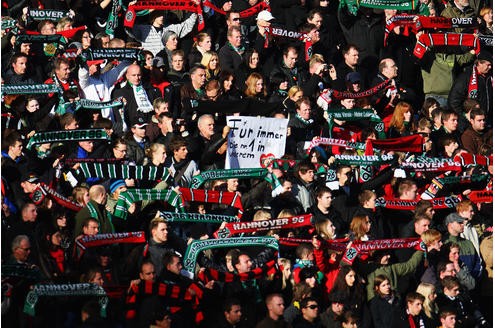 Zehntausende Menschen, die Nationalmannschaft und seine Teamkollegen von Hannover 96 haben dem verstorbenen Robert Enke die letzte Ehre im Hannoveraner Stadion erwiesen.