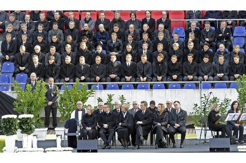 Es ist eine der größten Trauerfeiern der deutschen Nachkriegsgeschichte: Zehntausende Menschen werden am Sonntag in Hannover erwartet, um dem verstorbenen Fußball-Nationaltorhüter Robert Enke die letzte Ehre zu erweisen. Der Sarg des Toten wird in der Arena aufgebahrt.