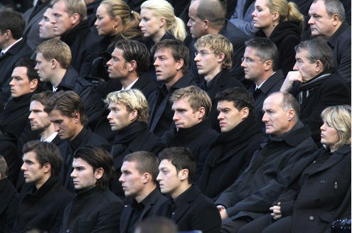 Noch vor dem offiziellen Beginn am Sonntag um 11 Uhr hatte die deutsche Fußball-Nationalmannschaft angeführt von Ballack und Verteidiger Per Mertesacker persönlich Abschied von Robert Enke genommen.