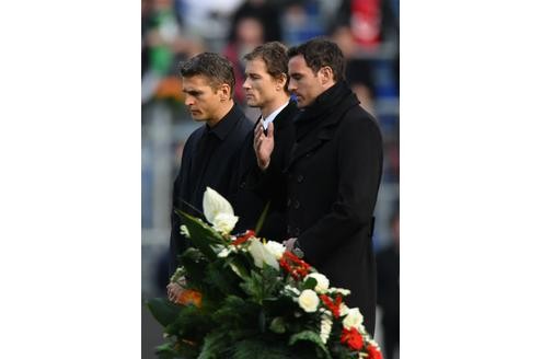 Hans-Jörg Butt, Jens Lehmann and Christoph Metzelder am Sarg Enkes.