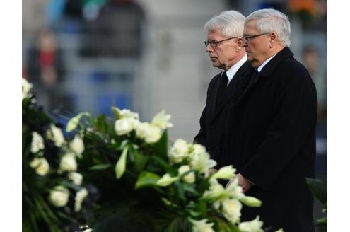 Reinhard Rauball (l) und Theo Zwanziger in Gedenken an Robert Enke.