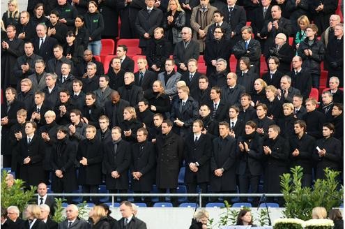 Es ist eine der größten Trauerfeiern der deutschen Nachkriegsgeschichte: Zehntausende Menschen werden am Sonntag in Hannover erwartet, um dem verstorbenen Fußball-Nationaltorhüter Robert Enke die letzte Ehre zu erweisen. Der Sarg des Toten wird in der Arena aufgebahrt.