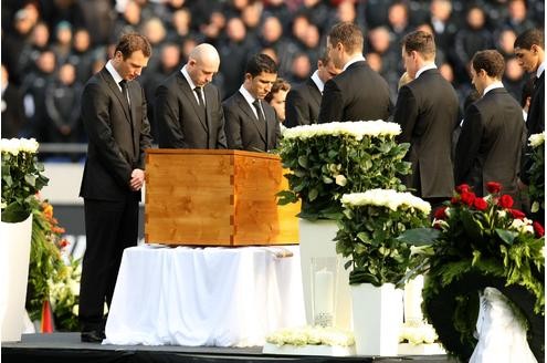 Es ist eine der größten Trauerfeiern der deutschen Nachkriegsgeschichte: Zehntausende Menschen werden am Sonntag in Hannover erwartet, um dem verstorbenen Fußball-Nationaltorhüter Robert Enke die letzte Ehre zu erweisen. Der Sarg des Toten wird in der Arena aufgebahrt.