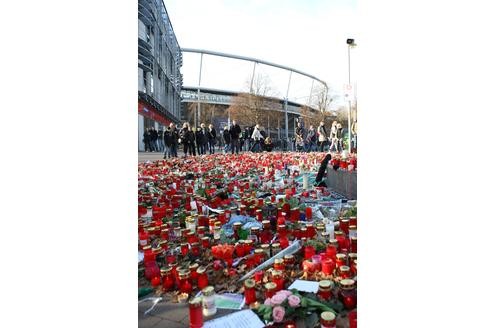 Es ist eine der größten Trauerfeiern der deutschen Nachkriegsgeschichte: Zehntausende Menschen werden am Sonntag in Hannover erwartet, um dem verstorbenen Fußball-Nationaltorhüter Robert Enke die letzte Ehre zu erweisen. Der Sarg des Toten wird in der Arena aufgebahrt.