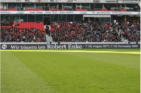 Es ist eine der größten Trauerfeiern der deutschen Nachkriegsgeschichte: Zehntausende Menschen werden am Sonntag in Hannover erwartet, um dem verstorbenen Fußball-Nationaltorhüter Robert Enke die letzte Ehre zu erweisen. Der Sarg des Toten wird in der Arena aufgebahrt.