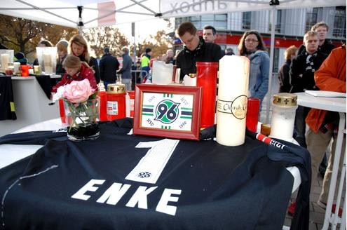 Es ist eine der größten Trauerfeiern der deutschen Nachkriegsgeschichte: Zehntausende Menschen werden am Sonntag in Hannover erwartet, um dem verstorbenen Fußball-Nationaltorhüter Robert Enke die letzte Ehre zu erweisen. Der Sarg des Toten wird in der Arena aufgebahrt.