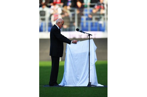 Es ist eine der größten Trauerfeiern der deutschen Nachkriegsgeschichte: Zehntausende Menschen werden am Sonntag in Hannover erwartet, um dem verstorbenen Fußball-Nationaltorhüter Robert Enke die letzte Ehre zu erweisen. Der Sarg des Toten wird in der Arena aufgebahrt.