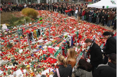 Es ist eine der größten Trauerfeiern der deutschen Nachkriegsgeschichte: Zehntausende Menschen werden am Sonntag in Hannover erwartet, um dem verstorbenen Fußball-Nationaltorhüter Robert Enke die letzte Ehre zu erweisen. Der Sarg des Toten wird in der Arena aufgebahrt.