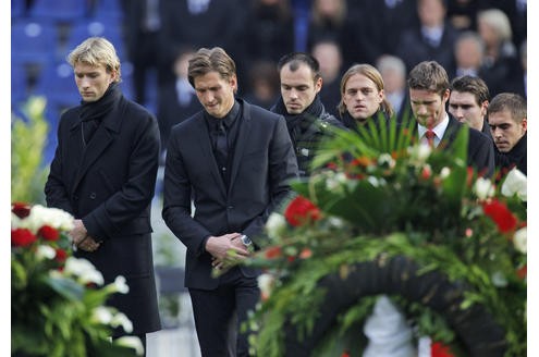 Da die insbesondere für die Scheinwelt des Fußballs gelte, forderte er die Fans mit Blick auf die Tabuthemen wie Depression und Homosexualität auf, das Kartell der Tabuisierer und Schweiger zu durchschlagen.