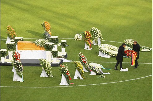 Es ist eine der größten Trauerfeiern der deutschen Nachkriegsgeschichte: Zehntausende Menschen werden am Sonntag in Hannover erwartet, um dem verstorbenen Fußball-Nationaltorhüter Robert Enke die letzte Ehre zu erweisen. Der Sarg des Toten wird in der Arena aufgebahrt.