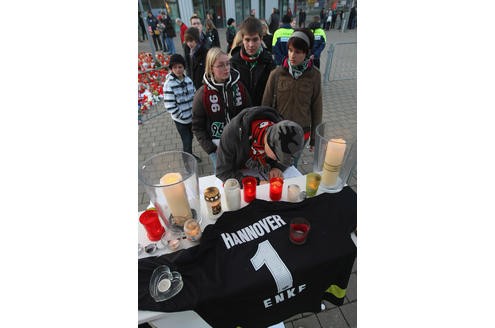 Es ist eine der größten Trauerfeiern der deutschen Nachkriegsgeschichte: Zehntausende Menschen werden am Sonntag in Hannover erwartet, um dem verstorbenen Fußball-Nationaltorhüter Robert Enke die letzte Ehre zu erweisen. Der Sarg des Toten wird in der Arena aufgebahrt.