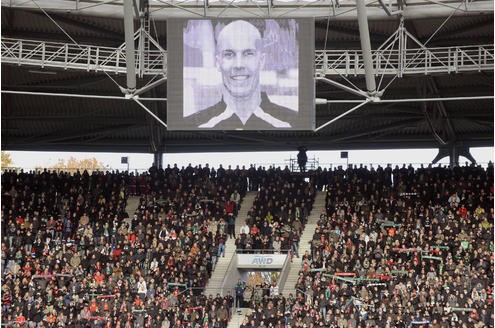 Eine Videowand zeigt am Sonntag (15.11.09) in der AWD-Arena in Hannover bei der Trauerfeier fuer den am Dienstag (10.11.09) verstorbenen Fussballnationaltorwart Robert Enke ein Bild Enkes. Mit einer der groessten Trauerfeiern in der Geschichte der Bundesrepublik haben am Sonntag Zehntausende Menschen in Hannover vom verstorbenen Nationaltorwart Robert Enke Abschied genommen. Im Stadion von Hannover 96 gedachten rund 35.000 Trauergaeste des 32-Jaehrigen, der sich am Dienstag das Leben genommen hatte. (zu ddp-Text) Foto David Hecker/ddp