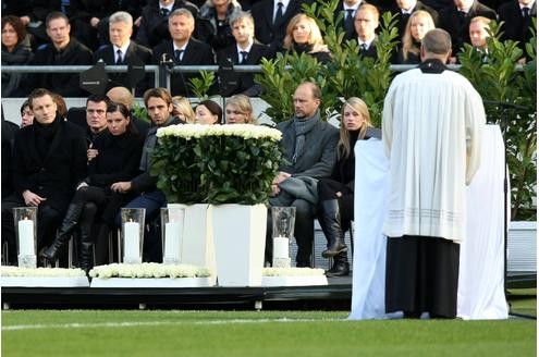 Es ist eine der größten Trauerfeiern der deutschen Nachkriegsgeschichte: Zehntausende Menschen werden am Sonntag in Hannover erwartet, um dem verstorbenen Fußball-Nationaltorhüter Robert Enke die letzte Ehre zu erweisen. Der Sarg des Toten wird in der Arena aufgebahrt.