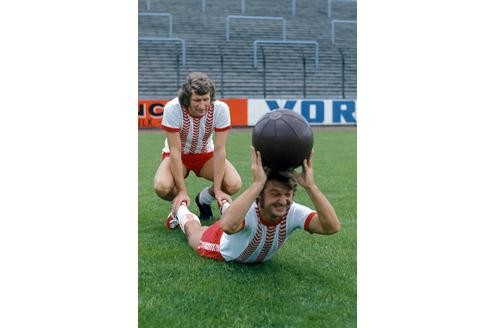 Training ist das A&O: Hermann Erlhoff (hinten) und Willi Ente Lippens. Foto: Imago