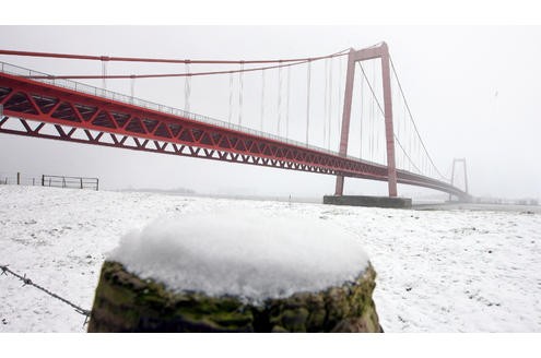 Winterliche Rheinbrücke Emmerich-Kleve am Dienstag, 5. Januar 2010, in Emmerich von den Rheinwiesen aus gesehen. Foto: Johannes Kruck / WAZ FotoPool 