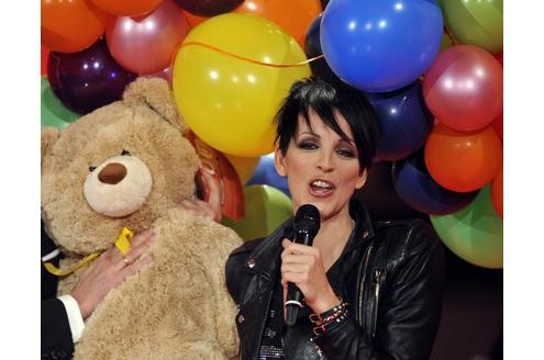 ... denkt zunächst an 99 Luftballons. Der Song wurde 1985 zu einem Welthit und machte Nena und...