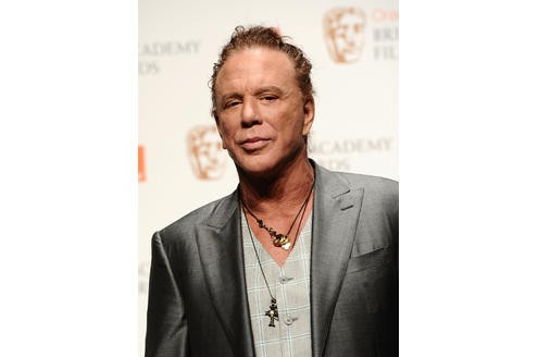 Auch bei Mickey Rourke ist der Hals offenbar älter als das Gesicht.