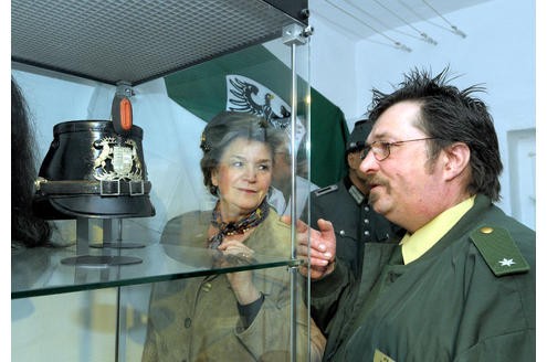 Rainer Wittka, Chef der IPA-Verbindungsstelle in Essen, und Polizeipräsidentin Stephania Fischer-Weinsziehr eröffneten das Polizei-Museum. Foto: Walter Buchholz