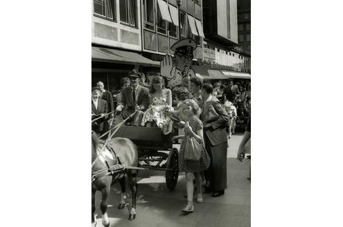 Noch ein Klassiker, der auch in Essen zum ersten Mal der Öffentlichkeit präsentiert wurde: Natürlich die Autofahrer mit Heinz Erhard, Maria Perschy und Margitta Scherr.