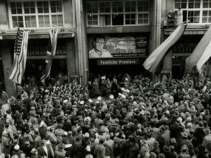 Bereits in den 50er-Jahren war die Lichtburg das Premieren-Kino in Deutschland. Hier eine Szene von der Premiere des Klassikers Die Brücke am Kwai.