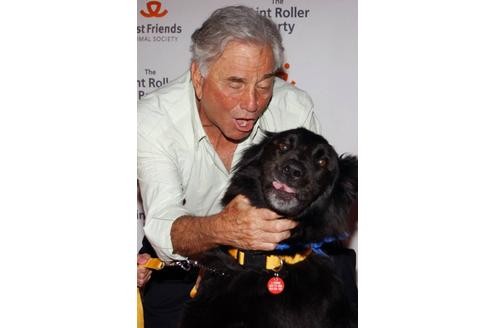 US-Schauspieler Peter Falk schmust mit seinem Hund Sparky.