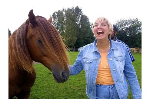 So sieht tierische Begeisterung aus! Grünen-Vorsitzende Claudia Roth streichelt ein Pferd.