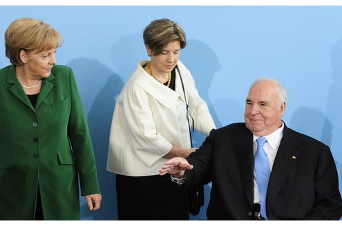 Altbundeskanzler Helmut Kohl hat seine Frau Maike Kohl-Richter dabei.