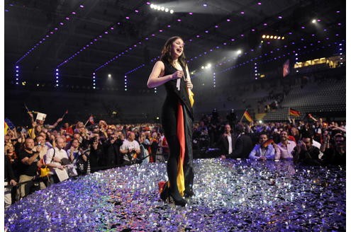 ... seine Punkte verkündete, stand Lena als Siegerin des Song Contests fest. Mit einer Deutschlandfahne in der Hand betrat sie fassungslos die Bühne und ...