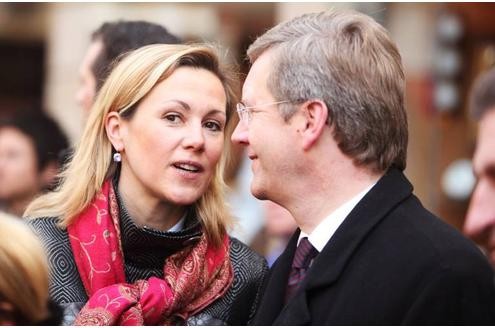 Wenn Christian Wulff zum Bundespräsidenten gewählt wird, wird sie Deutschlands First Lady: Bettina Wulff, die zweite Ehefrau des bisherigen Ministerpräsidenten von Niedersachsen.