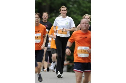 ...ist Bettina Wulff sportlich. Für Eine Chance für Kinder wagte sie einen Langlauf für den guten Zweck. Bequem muss das Outfit auch sein...