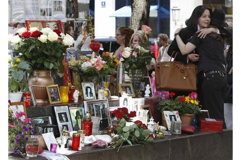 In zahlreichen Städten wie Berlin, Hamburg, München, Mannheim und Gütersloh wollen Fans zudem auf Trauerfeiern und Gedenkpartys mit Kerzen, Luftballons, Jackson-Imitatoren und Musik an den Star erinnern.