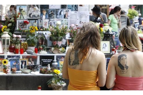 Auch in Deutschland erinnern viele Fans an den ersten Todestag des Thriller-Sängers und trauern in München an den unzähligen Gedenktafeln.