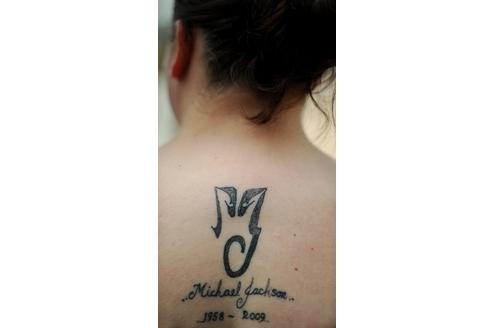 Eine Frau zeigt ihr Michael Jackson-Tattoo in London.