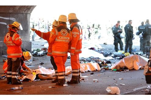 21 Menschen verlieren bei der Tragödie ihr Leben oder sterben später an den Folgen. Mehrere hundert Besucher ...