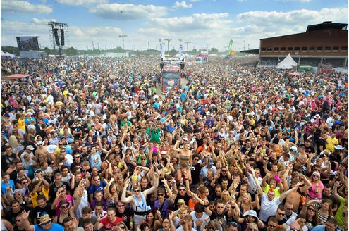 So hieß es, in Essen seien vor drei Jahren 1,2 Millionen Menschen auf dem Techno-Event gewesen. Nach Dortmund sollen vor zwei Jahren 1,6 Millionen gekommen sein, in Duisburg war von 1,4 Millionen Menschen die Rede. Keine dieser Zahlen ist korrekt, ...