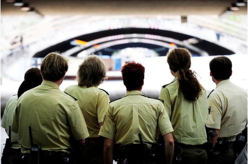 Der Abschlussbericht der Essener Polizei zum Unglück bei der Loveparade bleibt vorerst unter Verschluss, heißt es am 10. November. Die staatsanwaltlichen Ermittlungen zu den Ursachen der Massenpanik dauern an.