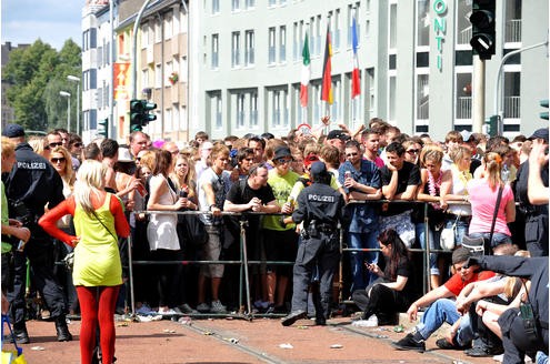 ... an verschiedenen Stellen wie hier an der Düsseldorfer Straße weiträumig geschlossen. Die Polizei teilt unter anderem über Lautsprecher mit, ...