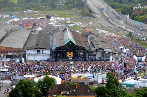 ... zur großen Bühne, wo um 17 Uhr die Abschluss-Kundgebung mit Stars wie Tiesto und WestBam beginnen sollte. Zur gleichen Zeit kommt es an anderer Stelle zur Katastrophe mit 21 Toten und Hunderten Verletzten. Das Gedränge auf den Zuwegen wurde so groß, ...