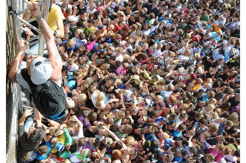 Gegen 17 Uhr kommt es auf der Rampe zu einer Massenpanik. Verzweifelt versuchen die Loveparade-Besucher über Masten, ...