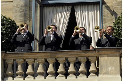 Blasmusiker spielen zu der Eröffnung der 99. Richard-Wagner-Festspiele eine Fanfare auf dem Balkon des Festspielhauses. Die diesjährigen Bayreuther Festspiele werden mit einer Neuinszenierung des Lohengrin eröffnet.