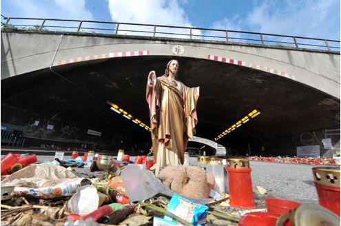 Er erlebte das massive Gedränge an der Todes-Treppe, leistete Erste Hilfe und versuchte einen Loveparade-Besucher vergebens zu reanimieren. Eine große Trauerfeier soll helfen, ...