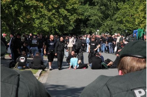 Teilnehmer der Nazi-Demo am Dortmunder Hafen.