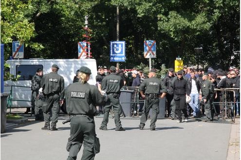 Teilnehmer der Nazi-Demo am Dortmunder Hafen.