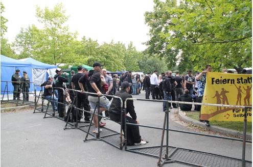 Teilnehmer der Nazi-Demo am Dortmunder Hafen.