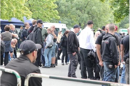 Teilnehmer der Nazi-Demo am Dortmunder Hafen.