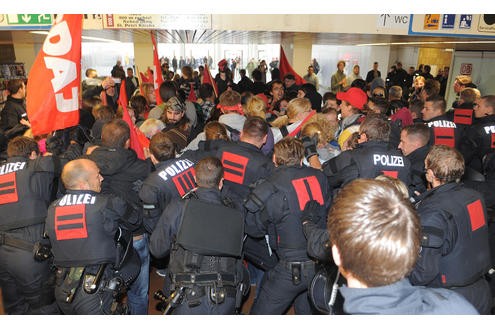 Polizeieinsatz bei einer der zahlreichen Gegendemonstrationen. Foto: Franz Luthe