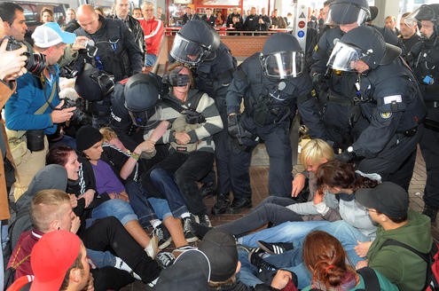 Polizeieinsatz bei einer der zahlreichen Gegendemonstrationen. Foto: Franz Luthe